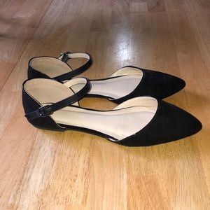 Black Pointes Toe Flats w/ Ankle Strap